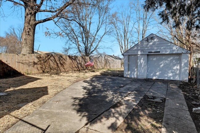 Building Photo - 327 Alger Ave