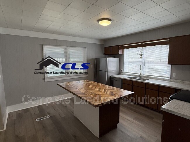 Building Photo - 2401 Garfield Ave