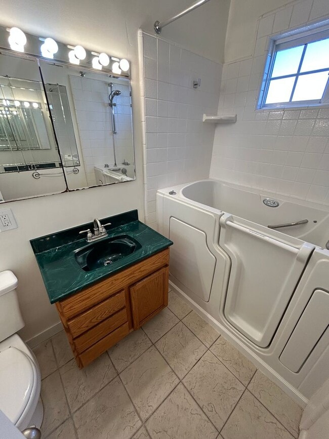 Building Photo - Lovely house for rent: 4 bed 1.75 bath in ...