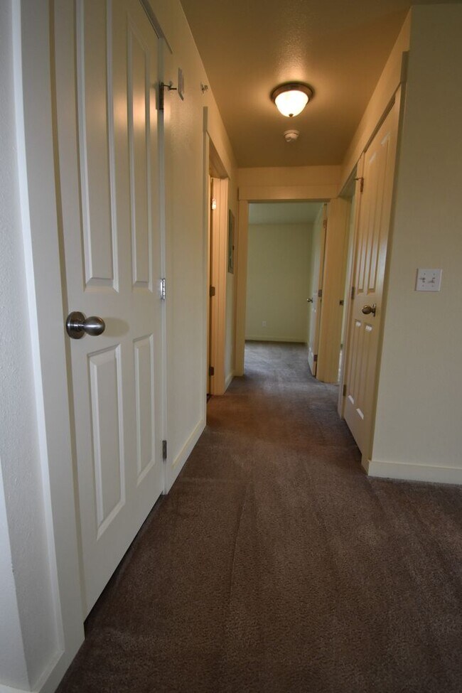 Building Photo - Centrally Located Second Floor 2b w/ Priva...