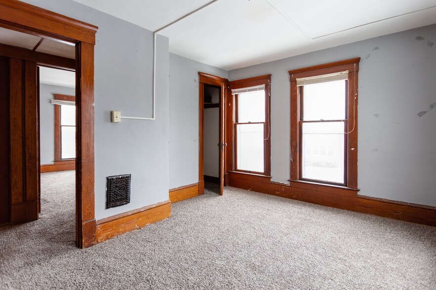 Building Photo - 33 W Main St