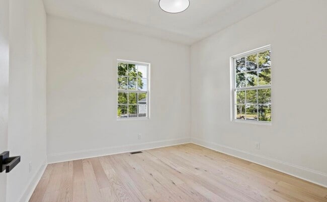 Building Photo - 104 B St