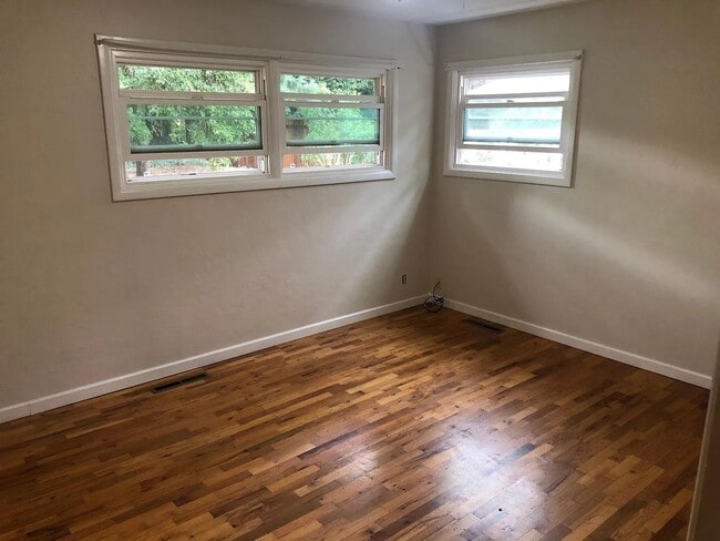 Building Photo - 4 Bedroom, 2 Bathroom House in SE Eugene