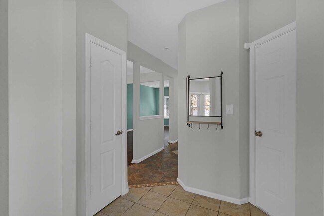 Building Photo - 710 Ray Ave