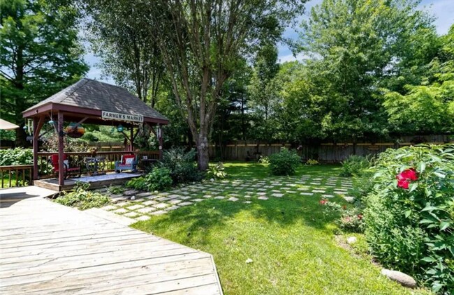 Building Photo - 3 bed 2 bath with pool
