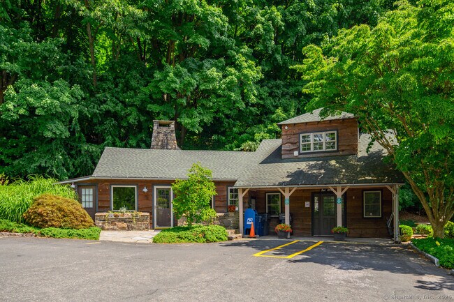 Building Photo - 5 High Trail Rd