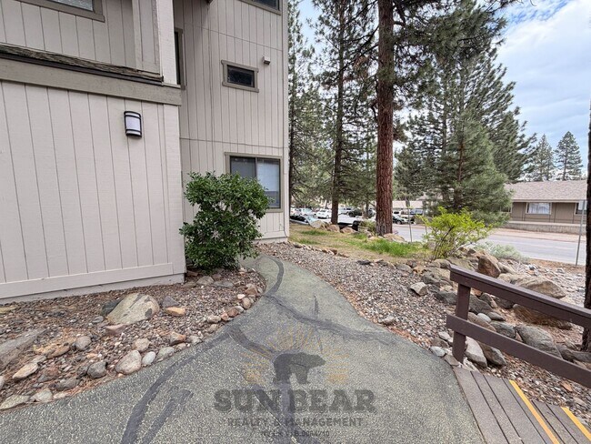 Building Photo - 3 Bedroom, 2.5 bath condo - Central Incline!  Being Painted!