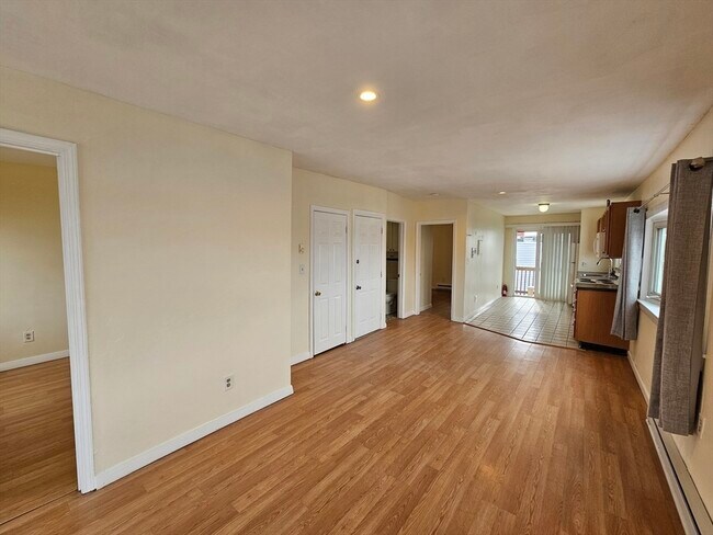 Building Photo - 464 Meridian St