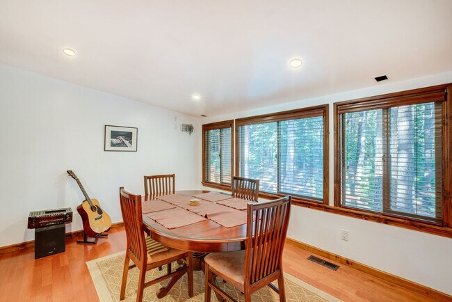 Building Photo - 932 Kiowa Dr