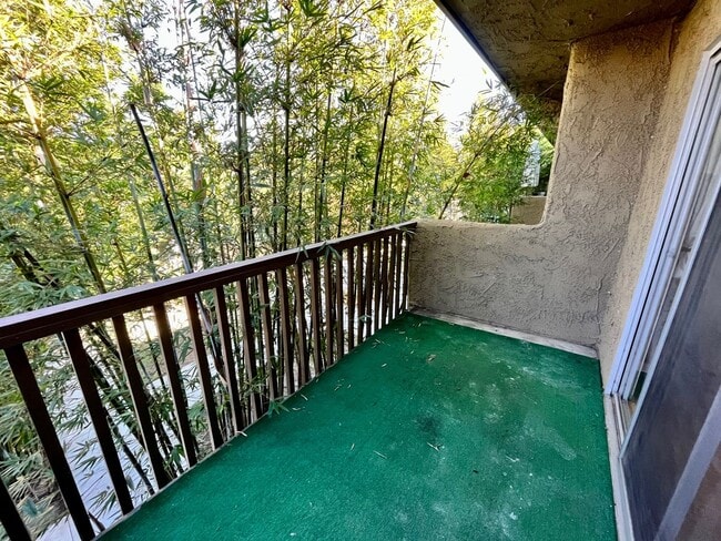 Building Photo - Spacious and bright Lawndale 2-Bed, 2-Bath...