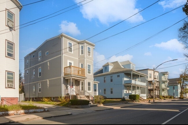 Building Photo - 1062 Saratoga St