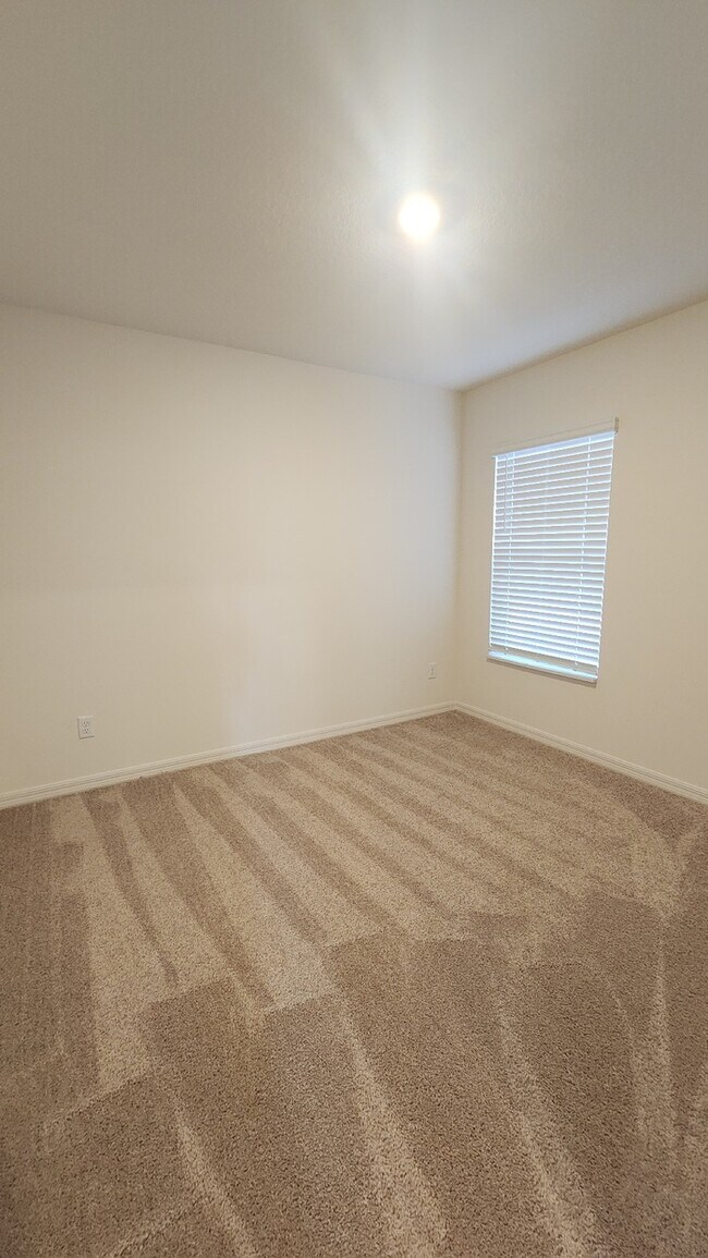 Building Photo - new 3/2 home