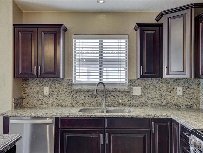 Building Photo - 3 Bedroom 2 Bathroom with Den!