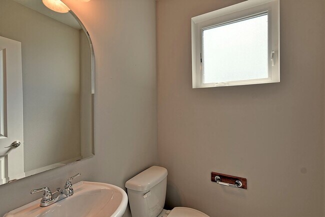 Building Photo - Great Location - Easy Commute Access!