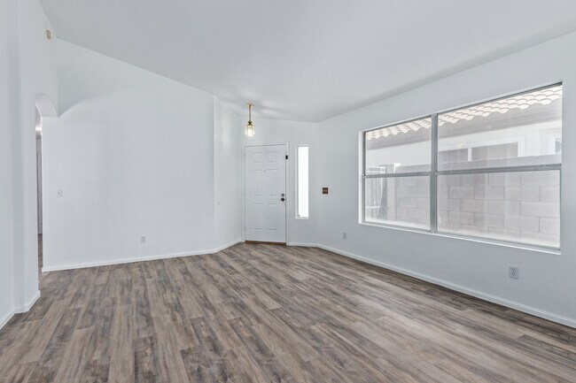 Building Photo - 3041 E Wahalla Ln