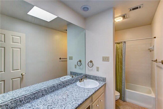 Building Photo - 11121 Pinehurst Dr