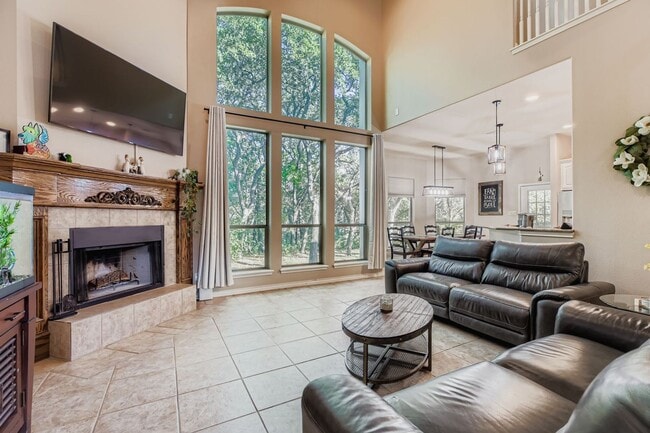 Building Photo - Large 4 bedroom home on 1 acre with lawn c...