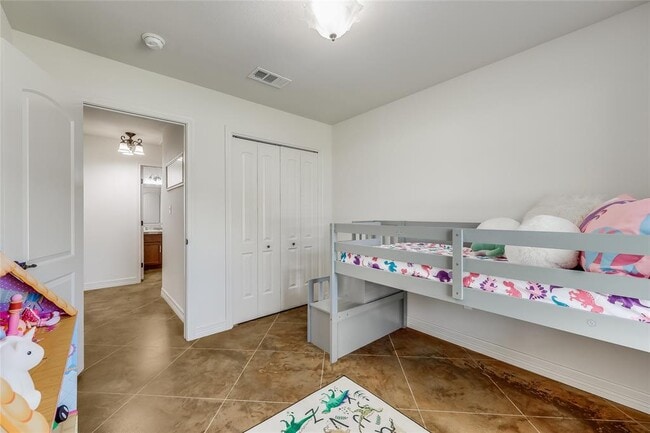 Building Photo - 604 Whispering Hollow Cir