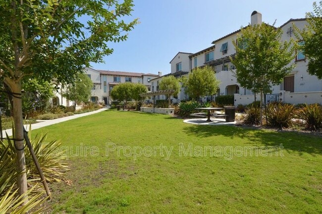 Building Photo - 370 Serra St