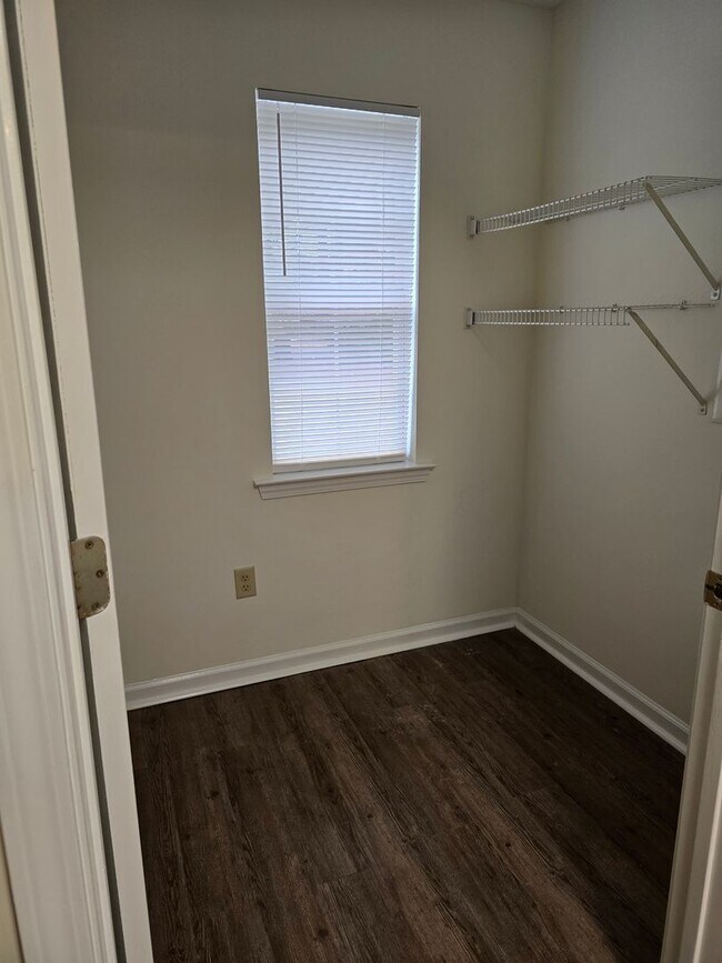 Building Photo - Townhome