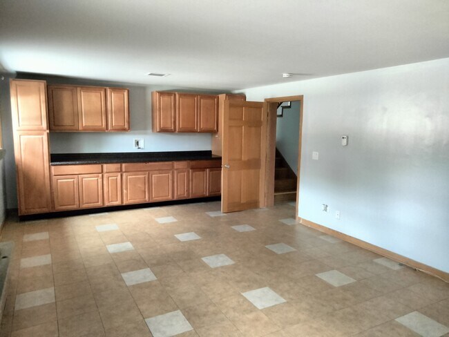 Building Photo - 904 S Edward St