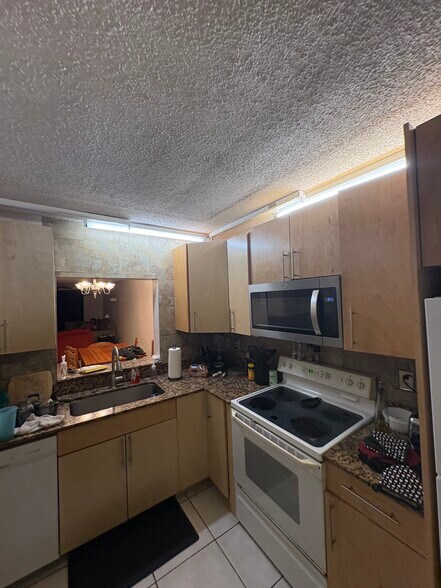 Building Photo - 2925 SW 22nd Ave
