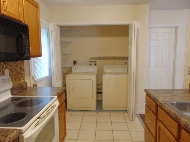 Building Photo - 1709 N Lakewood Dr
