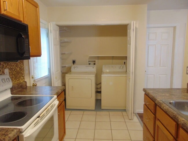 Building Photo - Nice 4 Bed 2 Bath Duplex In Valley Creek!