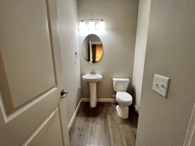 Building Photo - 3bed/2.5bath with Lofted Space at Harbor Crossing!