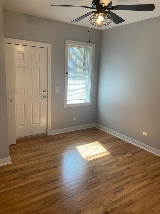 Building Photo - 1929 W Montrose Ave