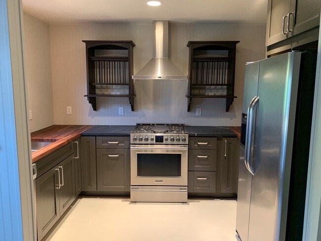 Building Photo - 2BR, 2.5 Ba End unit townhouse in Pikes Place