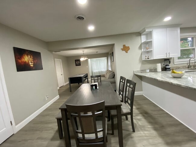 Building Photo - 6425 Sedgefield Dr