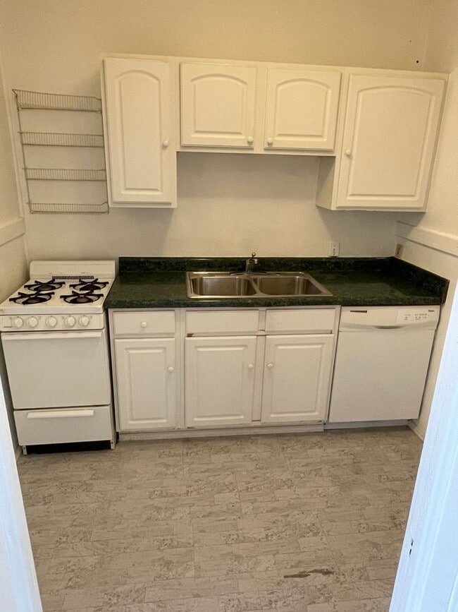 Building Photo - Live on Audubon Park! Top Floor Corner Unit!