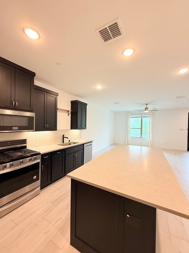 Building Photo - AVAILABLE NOW -Stunning 3-Bedroom Townhome Overlooking Greenbelt in Plano ISD 600 Collier Drive