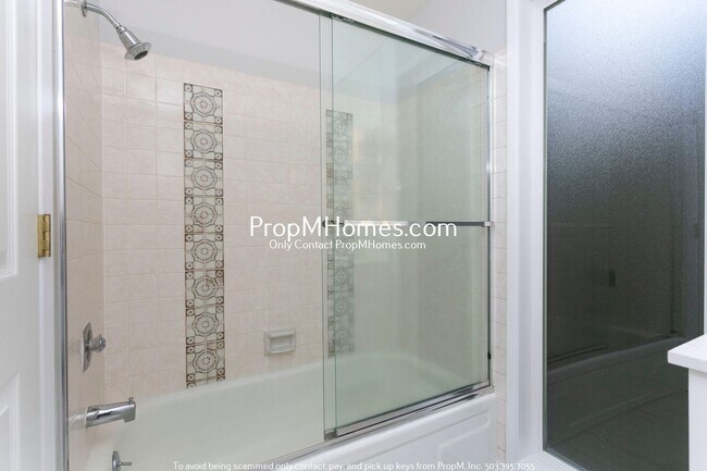 Building Photo - Updated Three Bedroom Gem in Lake Oswego!