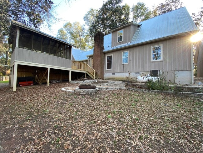 Building Photo - Unique Home in Perry