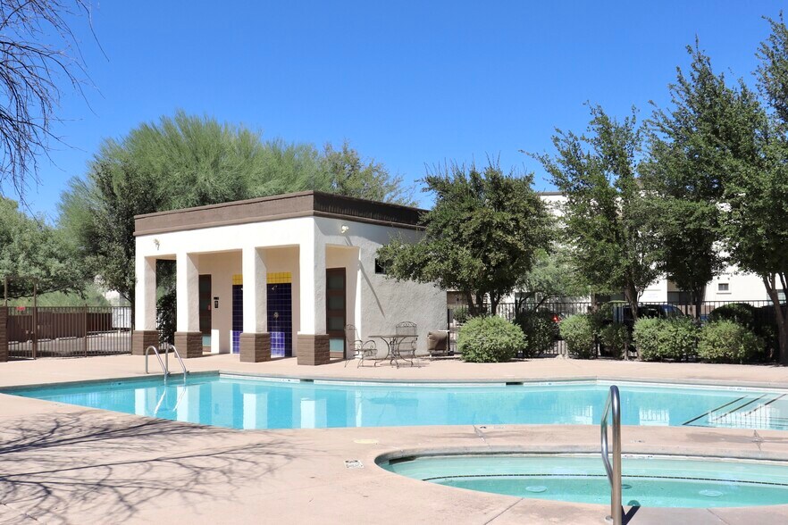 Building Photo - 2024 E River Rd