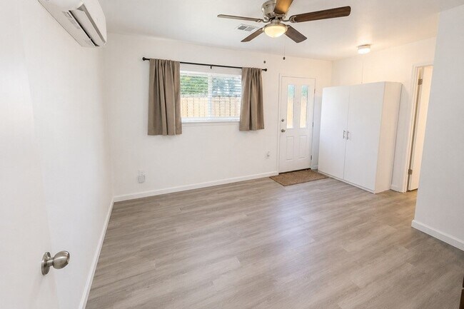 Building Photo - 3903 Midforest Dr