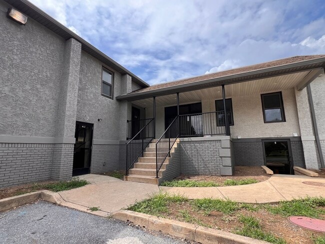 Building Photo - Brand New 2 bedroom Apartment in Parkland School District!