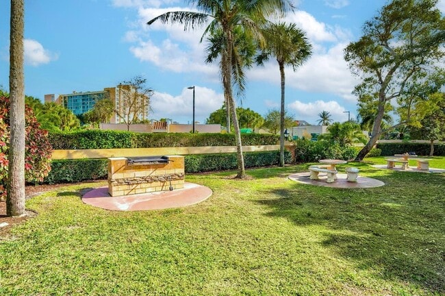 Building Photo - 500 Uno Lago Dr