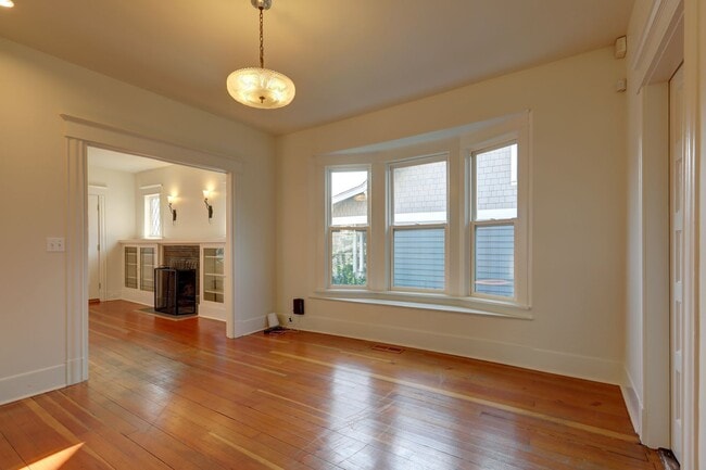 Building Photo - Charming 4 Bedrooms Madison Valley Bungalow Home