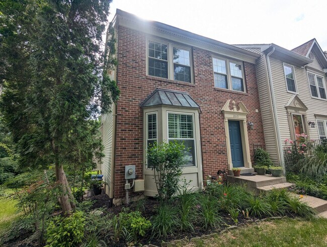 Building Photo - Beautiful 3 level END UNIT townhouse that ...