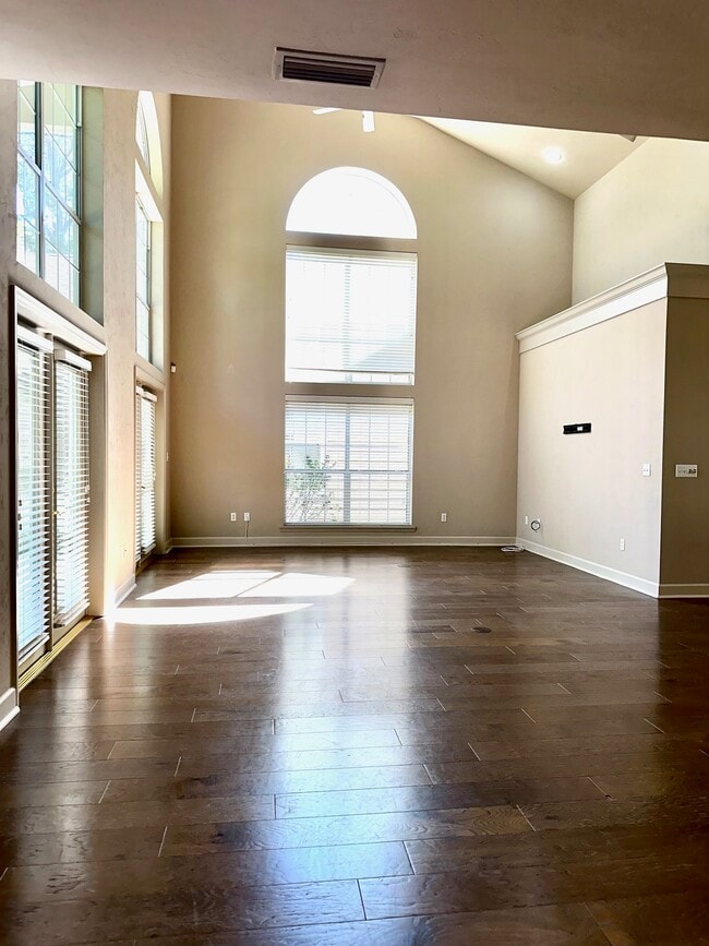 Building Photo - 10947 Palmetto Blvd