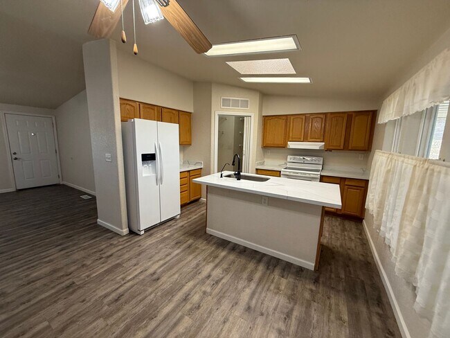 Building Photo - Move In Ready - Spacious Manufactured Home in Foothills!