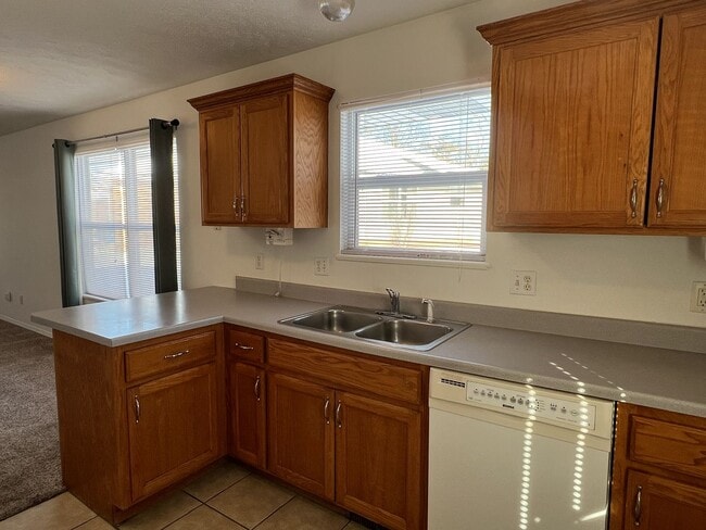 Building Photo - Duplex in Ozark!