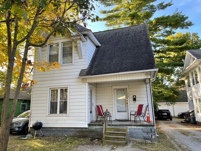 Primary Photo - 3 Bedroom, 2 Bath House on Campus