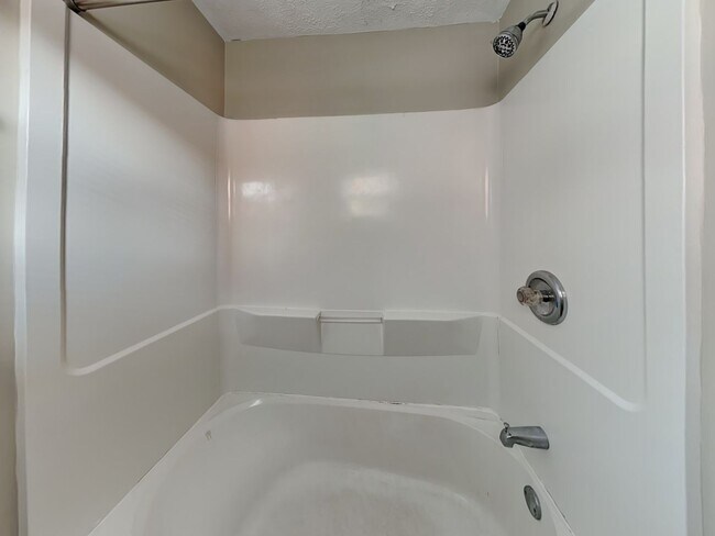 Building Photo - 1394 Indianola Ave