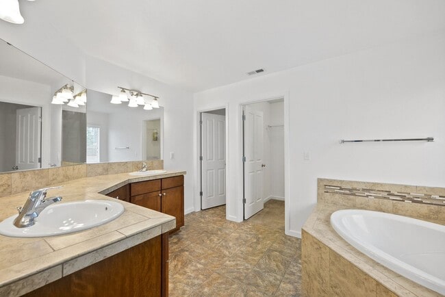 Building Photo - Spacious 4-Bed Puyallup Home For Rent | 3-Car Garage & Quick Commute to JBLM!