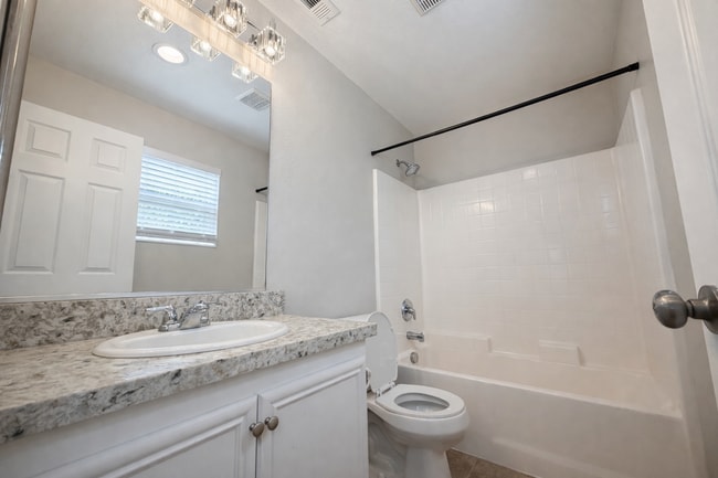 Building Photo - Updated Spacious 2 Bedroom Condo with attached garage in West Murrieta