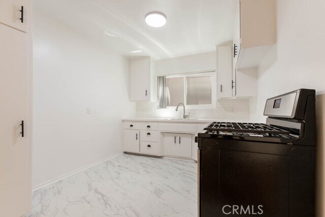 Building Photo - 930 N Stanley Ave